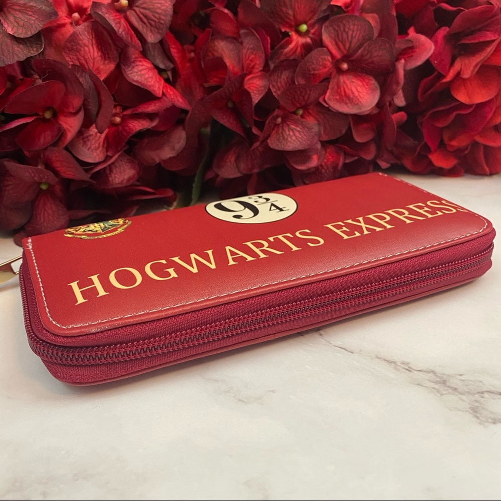 Harry Potter Hogwarts Express Platform 9 and 3/4 Clutch Wallet - Picture 10 of 12